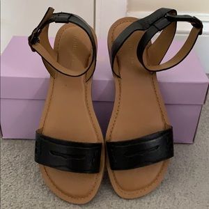 Flat sandals